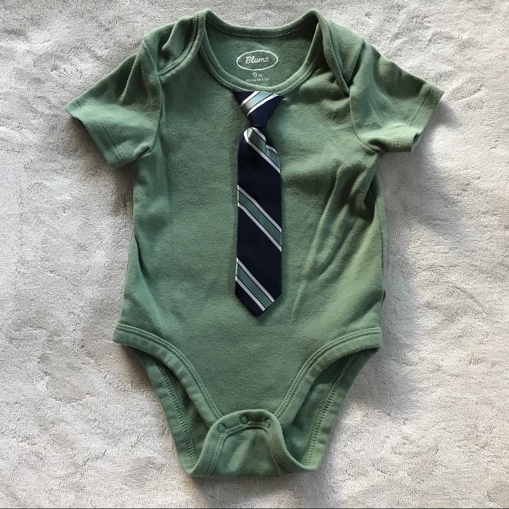 Blume 9 mo onesie w/tie